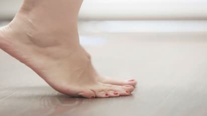 பாத வெடிப்பை பார்க்கும்போது இதயம் வெடிக்கிறதா? இதோ தீர்வு…