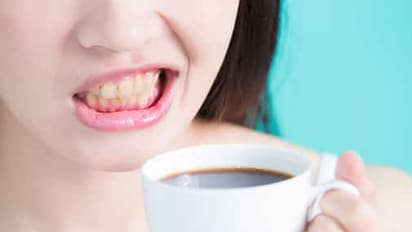 പല്ലിലെ മഞ്ഞ നിറം മാറ്റാൻ 5 വഴികൾ