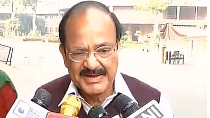 വെങ്കയ്യനായിഡുവും ഗോപാല്കൃഷ്ണ ഗാന്ധിയും പത്രിക നല്കി