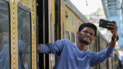 தண்டவாளங்களில் நின்று செல்ஃபி எடுத்தால் அபராதம்.. தொங்கினால் 3 மாதம் சிறை.. ரயில்வே துறை எச்சரிக்கை.!