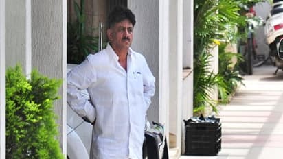 அமைச்சர் சிவக்குமார் வருமான வரித்துறை அலுவலகத்தில் ஆஜர் - 4 மணி நேரம் கிடுக்குபிடி விசாரணை!!