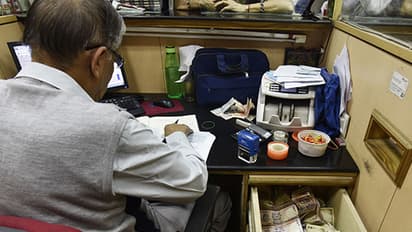 സ്വന്തം അക്കൗണ്ടില് പണം നിക്ഷേപിക്കുന്നതിനും പിഴ: ബാങ്കിങ് കൊള്ളയ്ക്കെതിരെ പ്രതിഷേധം ശക്തമാകുന്നു