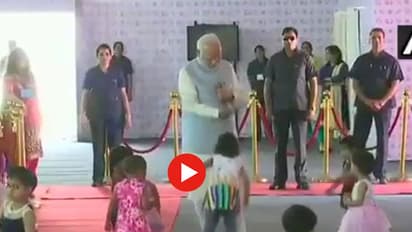 చిన్నారులతో సరదాగా ఆడుకున్న ప్రధాని మోదీ (వీడియో)