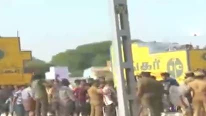 கோவையில் வலுக்கட்டாயமாக வெளியேற்றம்… சாலை மறியலில் உட்கார்ந்த போராட்டக்காரர்கள்…