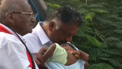 ஜெயராமன், ஜெயராமசந்திரன் - குழந்தைகளுக்கு பெயர் சூட்டிய ஓபிஎஸ்