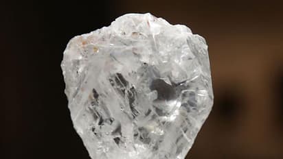 പാടത്ത് കിളച്ചുകൊണ്ടിരുന്ന കർഷകന് അരക്കോടിയിലേറെ മൂല്യം വരുന്ന വജ്രക്കല്ല് കിട്ടി