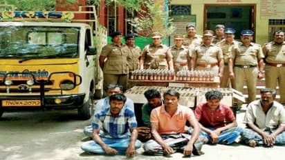 வேனில் போலி சாராய பாட்டில்களை கடத்திவந்த அறுவர் கைது; மொத்தம் 580 சாராய பாட்டில்கள்…