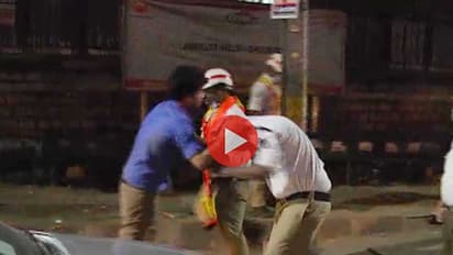 పబ్బులో తప్పతాగి పోలీసులను కొట్టిండు (వీడియో)