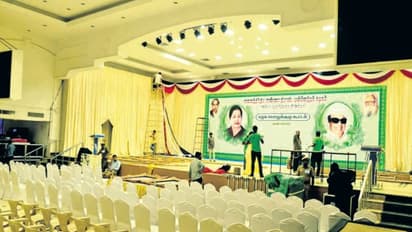 திட்டமிட்டபடி இன்னும் சற்று நேரத்தில் கூடுகிறது அதிமுக பொதுக்குழு… 2,300 பேருக்கு அழைப்பு …