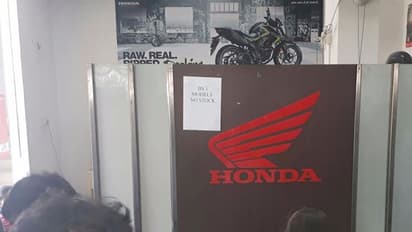 బైక్ డీలర్ల చీటింగ్.. బ్లాక్ మార్కెట్ కు డిస్కౌంట్ బైక్స్