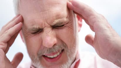 அடடே! நாம் சாப்பிட்டுவிட்டு தூக்கி எறியும் வாழைப்பழ தோல் தலைவலிக்கு மருந்தா?