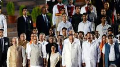 மத்திய அமைச்சரவை ஞாயிற்றுக்கிழமை மாற்றம்… அதிமுக அமைச்சரவையில் இடம் பெற வாய்ப்பு?