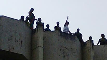 മന്ത്രി വി എസ് സുനില് കുമാറിന്റെ ഓഫീസ് കെട്ടിടത്തിനു മുകളില് കയറി ആത്മഹത്യാ ഭീഷണി