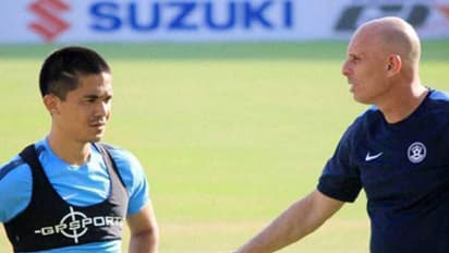 കോണ്സ്റ്റന്റൈന് പുതിയ തന്ത്രങ്ങളില്ലെന്ന് ഛേത്രി; ഇന്ത്യന് ഫുട്ബോള് ക്യാംപില് പോര്