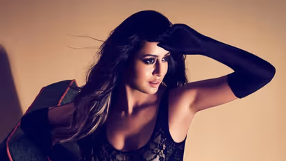 Actress and Big Boss contestant Raiza Wilson takes selfie in bathroom, sets internet on fire