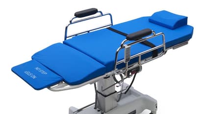 ಸ್ಟ್ರೆಚರ್ ಕೊರತೆಯಿಂದಾಗಿ ಆಕ್ಸಿಜನ್ ಕವಚ ಅಳವಡಿಸಿದ ಮಗುವನ್ನುತೋಳಿನಲ್ಲೇ ಎತ್ತಿಕೊಂಡು ಹೋದ ತಂದೆ