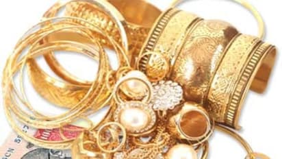 வீட்டின் கதவை உடைத்து நகை, பணம் திருட்டு; ஊருக்கு சென்று திரும்புவதற்குள் கொள்ளையர்கள் கைவரிசை...