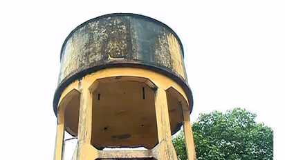 మంచిర్యాలలో వాటర్ ట్యాంక్ పైనే ఇద్దరు : హెలికాప్టర్ రప్పిస్తున్న అధికారులు 