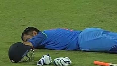 ಆನ್'ಫೀಲ್ಡ್'ನಲ್ಲೇ ಧೋನಿ 'ನಿದ್ರೆ'; ಬಾಟಲ್ ಎಸೆಯುವ ಪಾಗಲ್ ಪ್ರೇಕ್ಷಕರಿಗೆ ಎಂಎಸ್ ಡೋಂಟ್ ಕೇರ್