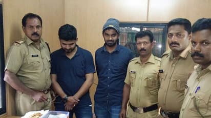 92 ലക്ഷം രൂപയുടെ സ്വര്ണ്ണവുമായി യുവാക്കള് പിടിയില്