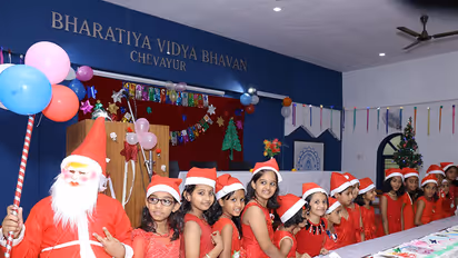 ഭീമന് കേക്കുണ്ടാക്കി സ്കൂളില് ക്രിസ്മസ് ആഘോഷം