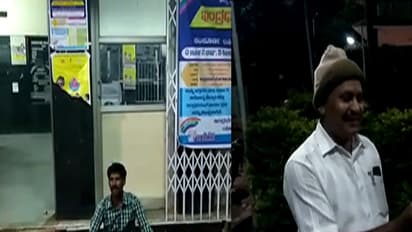 ‘ನನಗೆ ಕಾಂಡೂಮ್ ಬೇಕೇ ಬೇಕು’: ಕಾಂಡೂಮ್'ಗಾಗಿ ಆಸ್ಪತ್ರೆ ಎದುರು ಏಕಾಂಗಿ ಪ್ರತಿಭಟನೆ