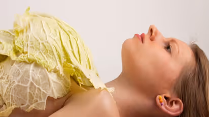 இந்த காரணங்களுக்காகதான் பெண்கள் மார்பகங்களில் முட்டைகோஸை வைக்கணும்... ஃபேமஸ் டிரீட்மெண்ட்...