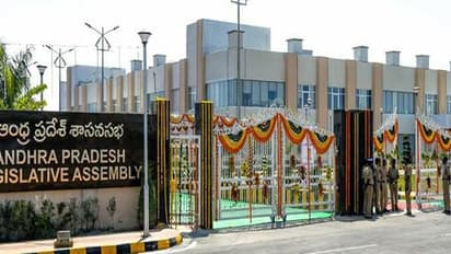 సెక్రటేరియట్ టాయిలెట్ లో కాలుజారి పడి హౌస్ కీపింగ్ వ్యక్తి మృతి... ఆందోళన చేపట్టిన సిబ్బంది... (వీడియో)