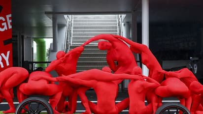 ഇത് വെറുമൊരു കാറല്ല;12 മനുഷ്യര്!