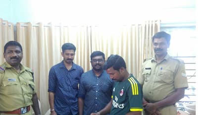 എടിഎം കൗണ്ടറില് നിന്ന് കളഞ്ഞുകിട്ടിയ പേഴ്സ് തിരിച്ചേല്പ്പിച്ച് യുവാവ്