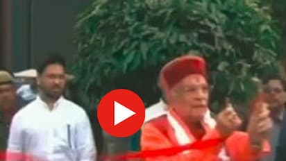కత్తెర లేదని రిబ్బన్ మీద అలిగిన బిజేపి సీనియర్ నేత (వీడియో)