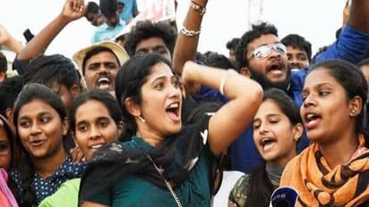 கலாசலா கலசலா... சின்னம்மா சின்னம்மா... ஜூலியை தலையில் தூக்கிவைத்து கொண்டாடிய அதே நாள் இன்று...