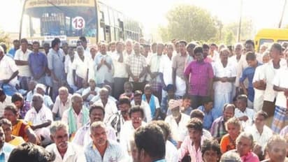 குறைந்த விலைக்கு பருத்தியை ஏலம் கேட்டதால் விவசாயிகள் திடீர் சாலை மறியல்...