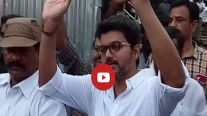 படப்பிடிப்பு நேரத்தில்  ரசிகர்களை சந்தித்த விஜய்! இதோ வீடியோ...