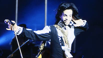 Rihanna dedicates tour performance to Prince