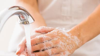 বার বার হাত ধোয়া দূরস্থান, শৌচকর্মের পর হাত ধোয়ার অভ্যাস নেই ৪০ শতাংশ ভারতীয়র জানাল সমীক্ষা