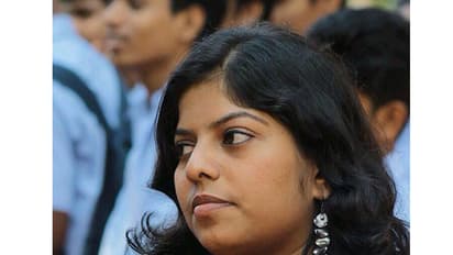 ഫേസ്ബുക്കില് മോശം കമന്റ് ചെയ്തയാളുടെ കൈയ്യിലിരിക്കുന്നത് പെണ്കുട്ടിയാവാതിരിക്കട്ടെയെന്ന് ദുര്ഗ