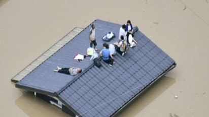 தொடர் கனமழை..! வெள்ளம் சூழ்ந்ததால் வீட்டு கூரையில் அமர்ந்து தவிக்கும் குடும்பம்...!