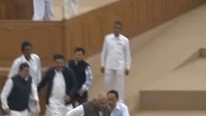 സ്പീക്കറുടെ ഔദ്യോഗിക ദണ്ഡുമായി പ്രതിപക്ഷ എംഎല്എ നിയമസഭയിൽ നിന്ന് ഇറങ്ങിയോടി