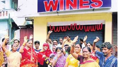 AP women protest opening of liquor shop in residential areas