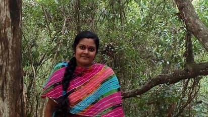 എഴുത്തും വായനയും അറിയാത്ത അമ്മയ്ക്ക് വിജയം സമര്പ്പിച്ച് റാങ്ക് ജേതാവിന്റെ വൈറല് പോസ്റ്റ്