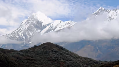 ವಿದ್ಯಾರ್ಥಿಗೆ ನೆಟ್ವರ್ಕ್ ಸಮಸ್ಯೆ, ಆನ್ಲೈನ್ ಕ್ಲಾಸ್ಗೆ ಪ್ರತಿ ದಿನ ಏರಲೇಬೇಕು ಪರ್ವತ!