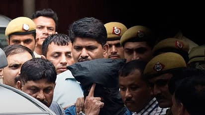 యాపిల్ లారీలో పట్టుబడ్డ టెర్రరిస్ట్