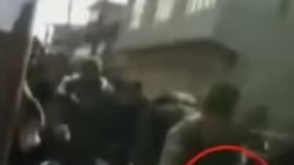 (ವಿಡಿಯೋ) ಕಾಶ್ಮೀರಿ ಯುವಕರು ಕಾಲಿನಿಂದ ಒದ್ದಾಗ ಸಿಆರ್'ಪಿಎಫ್ ಯೋಧನ ರಿಯಾಕ್ಷನ್ ಹೇಗಿತ್ತು?