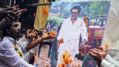 தன் படத்துக்காக ரசிகனை பலிகடாவாக்குவார் ரஜினி: சூப்பர் ஸ்டார் பற்றிய சுருக் விமர்சனம்... #HBDSuperStarRajinikanth #Rajinikanth #RajinikanthBirthday