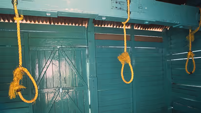 This is how son’s marks left a mother hanging from the roof