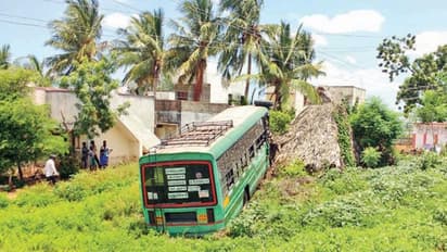 அரசு பேருந்துகள் நேருக்கு நேர் மோதியதில் பத்து பேருக்கு பலத்த காயம்; நல்ல வேளையாக உயிர்சேதம் இல்லை…