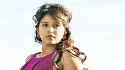 అంజలి బిచ్చగాడితో మామూలుగా రొమాన్స్ చేయలేదుగా.. (వీడియో)