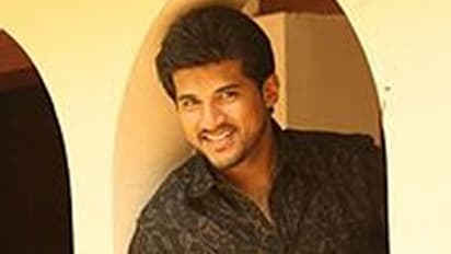 மோதிக்கொண்ட கார்கள்..! விபத்தில் சிக்கிய பிரபல பாடகர்..!