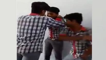 ಶಾಲೆಯಲ್ಲೇ ಸಹಪಾಠಿಗಳ ಮೇಲೆ ಹಿಗ್ಗಾಮುಗ್ಗಾ ಹಲ್ಲೆ.. ವೈರಲ್ ಆಯ್ತು ವಿಡಿಯೋ